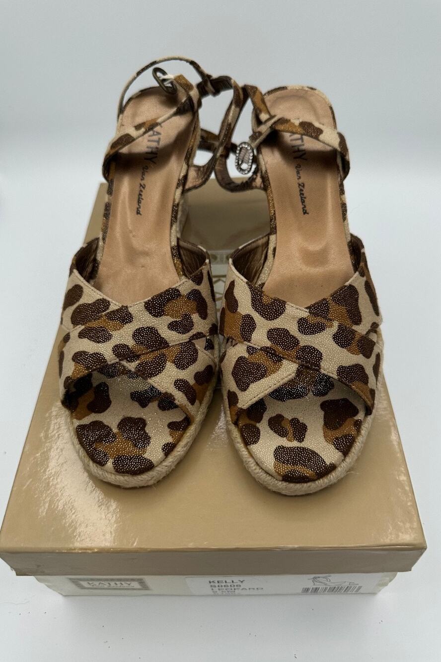 Kathy Van Zeeland Women’s 8.5 Leopard Espadrille Wedge Sandals Rhinestone Buckle
